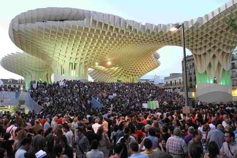 Miles de personas concentradas bajo las setas de la Encarnacin este viernes. | Carlos Mrquez