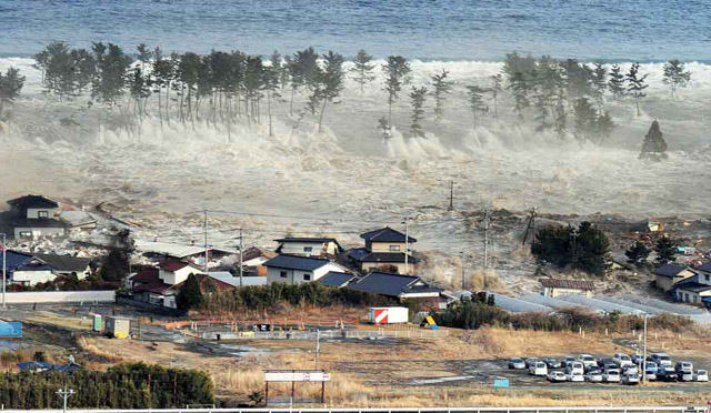 El tsunami toca tierra en la localidad de Natori. | Reuters