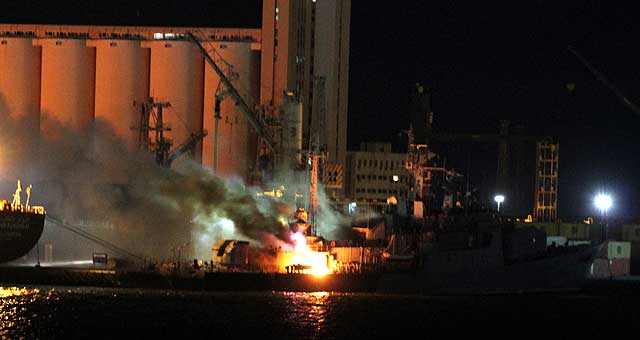 Un buque arde en el puerto de Trpoli tras los ataques de la OTAN. | Afp