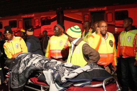 Los servicios de emergencia atienden a los heridos en el accidente. | Reuters