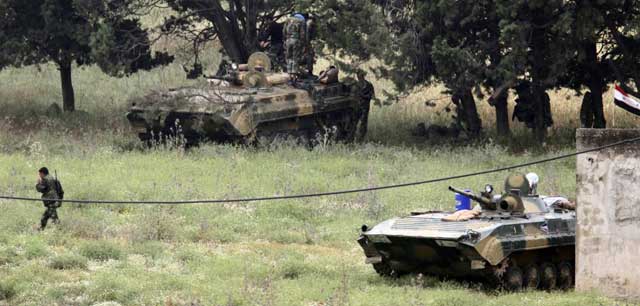 Tanques sirios, a las puertas de la localidad de Arida. | Reuters