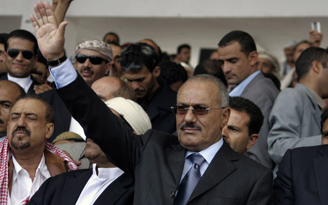 Saleh saluda a sus partidarios mientras lanza sus proclamas. | Afp