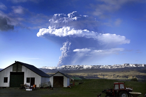 Columna de nube blanco formada por la erupcin del volcn Grimsvtn. | Afp