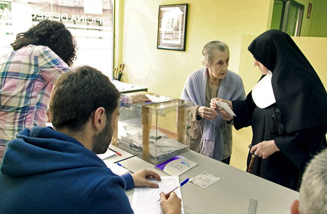 Una monja acompaa a votar a una anciana en un colegio de Lugo. | Efe