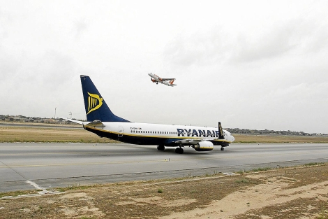 Un avin de Ryanair a punto de despegar en el aeropuerto de El Altet. | Efe