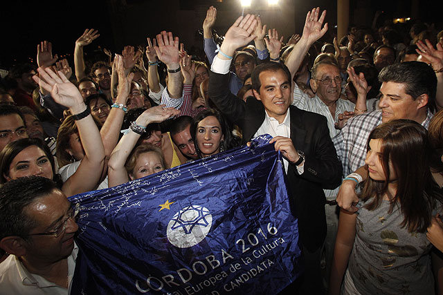 El candidato del PP, con una bandera en defensa de la Capitalidad Cultural de Crdoba. | M. Cubero