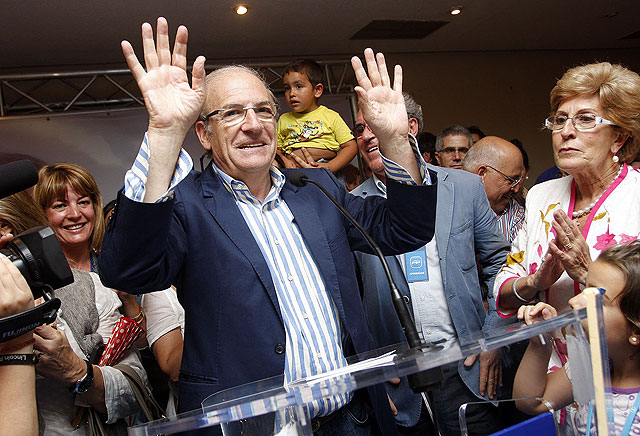 Pedro Rodrguez comparece, entre aplausos, tras ganar las elecciones. | Elisabeth Domnguez