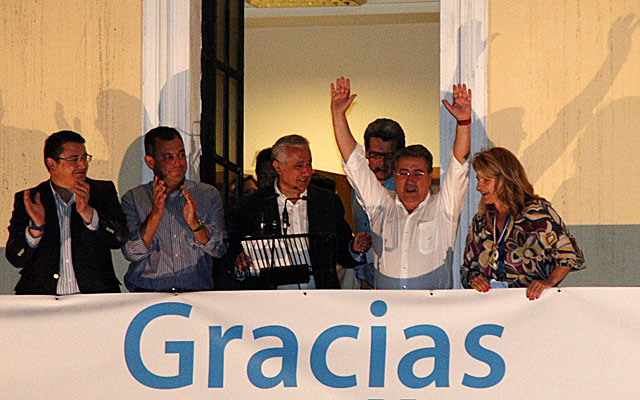 Javier Arenas saluda a Zoido, con los brazos en alto en la sede del PP regional. | Fernando Ruso