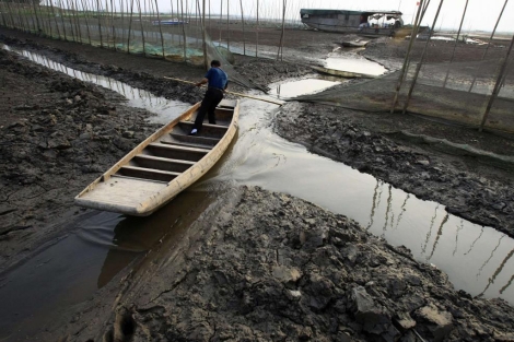 Un pescador en la provincia de Hubei. |REUTERS