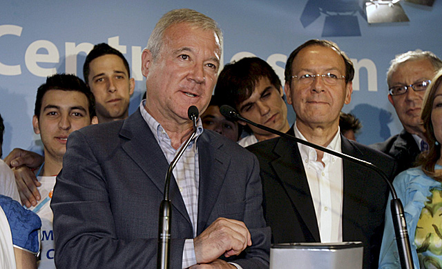 Miguel ngel Cmara (PP), a la izquierda de Valcrcel, tras conocer los resultados del 22.-M. | Efe