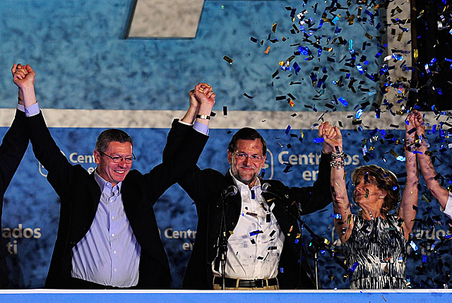 Alberto Ruiz-Gallardn, Mariano Rajoy y Esperanza Aguirre celebran el triunfo desde el balcn de Gnova. | Afp