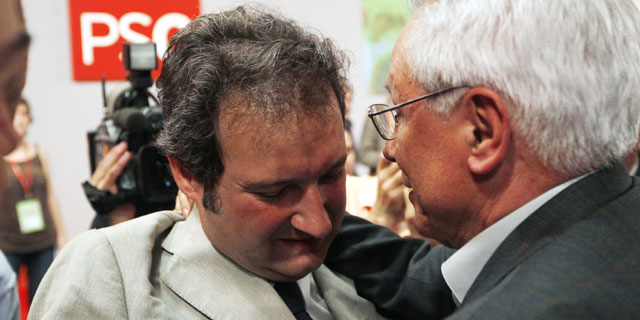 El candidato del PSC al Ayuntamiento de Barcelona, Jordi Hereu, es consolado por Isidre Molas, presidente del PSC. | Q. Garca