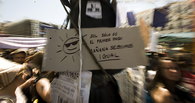 Cartel de protesta en la Puerta del Sol. | Roberto Crdenas