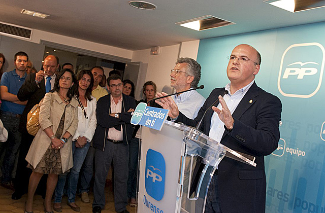 Manuel Baltar (d), junto al candidato de la capital, Rosendo Fernndez. | Efe