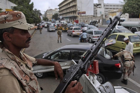Un soldado paquistan, en un punto de control de Karachi tras el atentado. | Ap