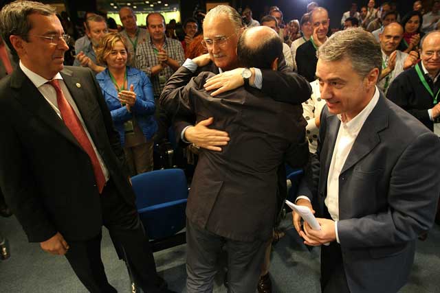 Andoni Ortuzar felicita a Azkuna en presencia de Bilbao y Urkullu tras los resultados electorales. | Mitxi
