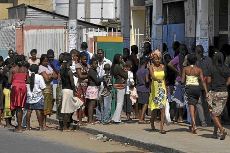 Grupo de gente hace cola para comprar pan en Maputo.| Grant Neuenberg/Reuters