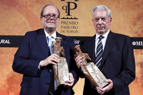 Gimferrer y Vargas Llosa, con el premio. | Javier Barbancho