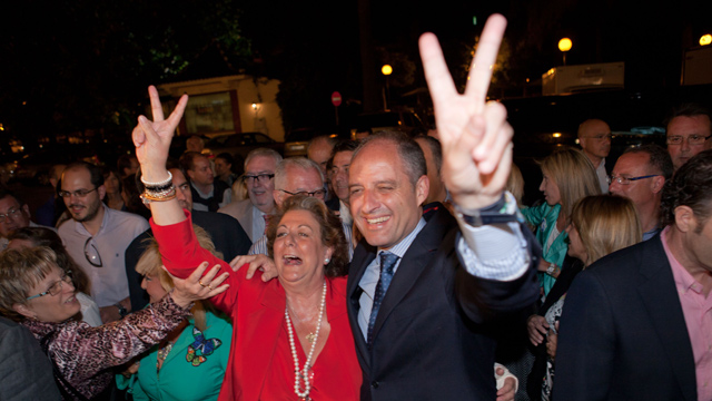 Francisco Camps se abraza a Rita Barbers tras confirmarse la victoria de ambos en las elecciones. | Vicent Bosch