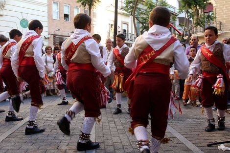 UNos nios bailan la Danza de los Cascabeleros, en Alosno (Huelva). | E. Domnguez