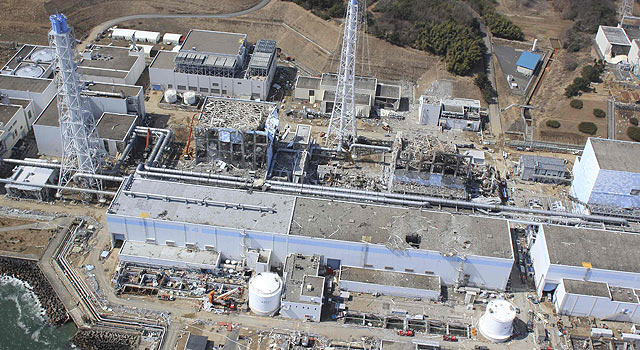 Vista area de la central de Fukushima tres das despus del tsunami que la dej gravemente daada. | Reuters