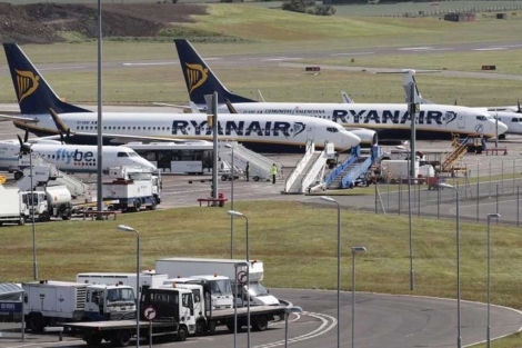 Aviones de la compaa de Ryanair en el aeropuerto de Edimburgo. | Reuters