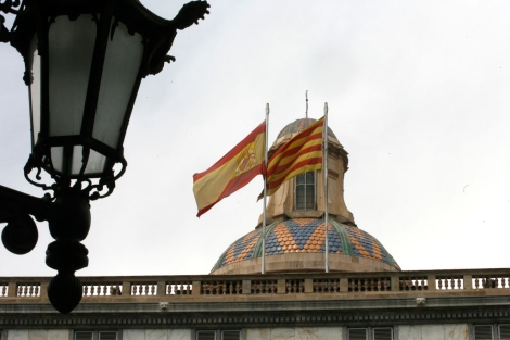 Las enseas catalana y espaola, en lo alto del Palau de la Generalitat | S. Cogolludo