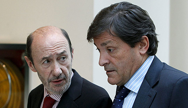 Rubalcaba, con el candidato socialista por Asturias, Javier Fernndez. | Efe | Zipi
