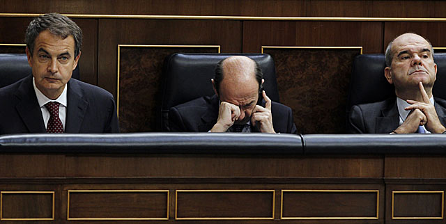Zapatero, Rubalcaba y Chaves, esta maana en el Congreso de los Diputados. | Reuters/Susana Vera