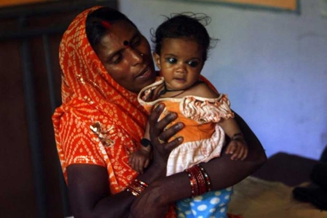 Una mujer y su hija en un hospital en la India. | Ap