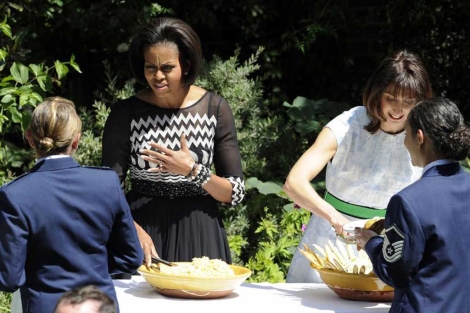 Michelle Obama y Samantha Cameron, en la barbacoa. | Afp