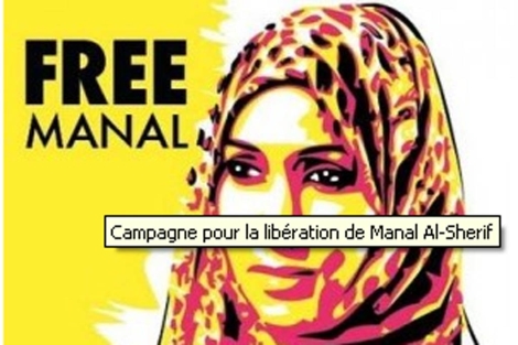 Cartel que reclama la liberación de Manal Al-Sherif. | Le Monde