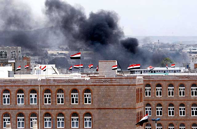 Una columna de humo detrás del Ministerio del Interior de Yemen, en Saná, la capital del país árabe. | Afp