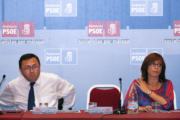 El secretario general provincial del PSOE Miguel ngel Heredia y Mara Gmez. | J. Domnguez