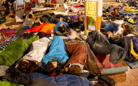 Acampados duermen al raso la pasada noche en plaza Catalunya. | Efe