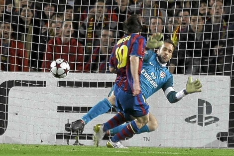 Almunia no puede detener el tiro de Messi.