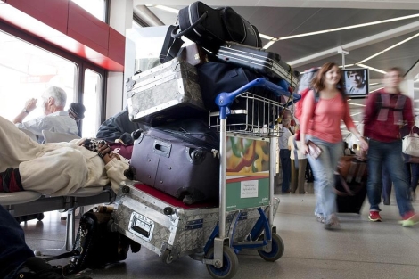 Pasajeros esperan para realizar la facturacin de equipaje en el aeropuerto de Tegel (Berln). | AP