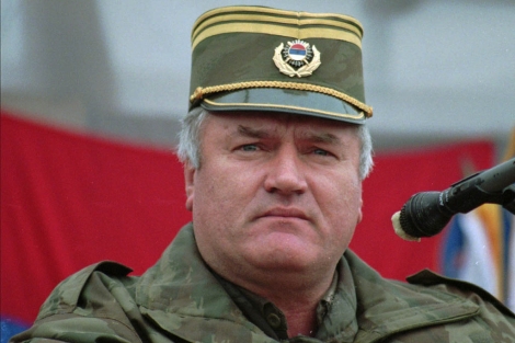 Ratko Mladic se dirige a las tropas serbias en un discurso en 1995. | AP