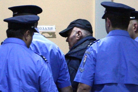 Ratko Mladic, rodeado de policas en un tribunal de Blegrado. | Reuters
