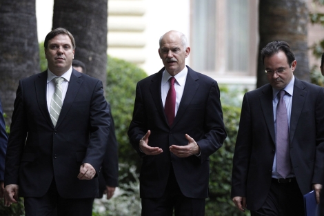 El primer ministro griego, Giorgos Papandreu (C), y el titular de Finanzas (d). | Ap