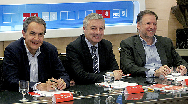 Zapatero, Blanco e Iglesias, durante la reunin con los barones en Ferraz. | Efe