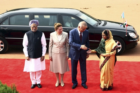 La presidenta india, Pratibha Patil, saluda al presidente de Uzbekistn. | Efe