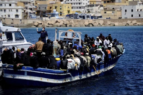 Guardacostas italianos esperan la llegada de una embarcacin procedente de Libia. | Afp
