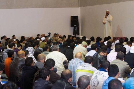 Cientos de musulmanes escuchan a uno de los lderes en el congreso salafista. | Mitxi