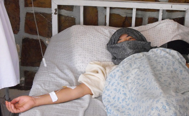 Mariana, en una de las camas de la clínica Sanga Amaj de Kabul.