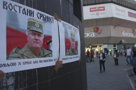 Un cartel con la foto de Mladic insta a Serbia a "levantarse" en Banja Luka. | Ap