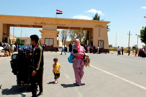 Varios palestinos cruzan al lado egipcio de la frontera de Rafah. | Efe