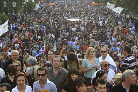 Cientos de personas protestan de forma pacfica en la plaza Sintagma de Atenas. | Efe