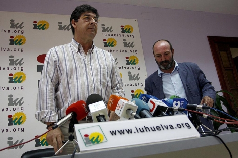 Diego Valderas, con el coordinador de la formacin en Huelva. | E. Domnguez