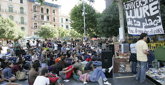 Imagen de una asamblea en la Palza de España | Jordi Avellà
